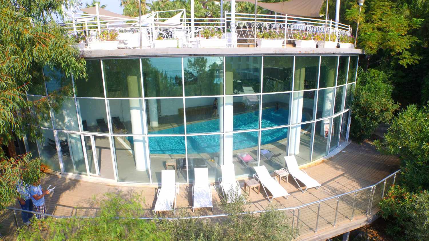 LiggingDit gezinsvriendelijke strandhotel is perfect gelegen tegen een kleine heuvel met uitzicht over het schitterende privéstrand in de baai van Bodrum. De afstand naar het centrum van Bodrum is 9 km en Milas ligt op ongeveer 40 km afstand. De luchthaven Milas-Bodrum bevindt zich op ongeveer 25 km van het clubresort. HotelfaciliteitenDe 224 kamers