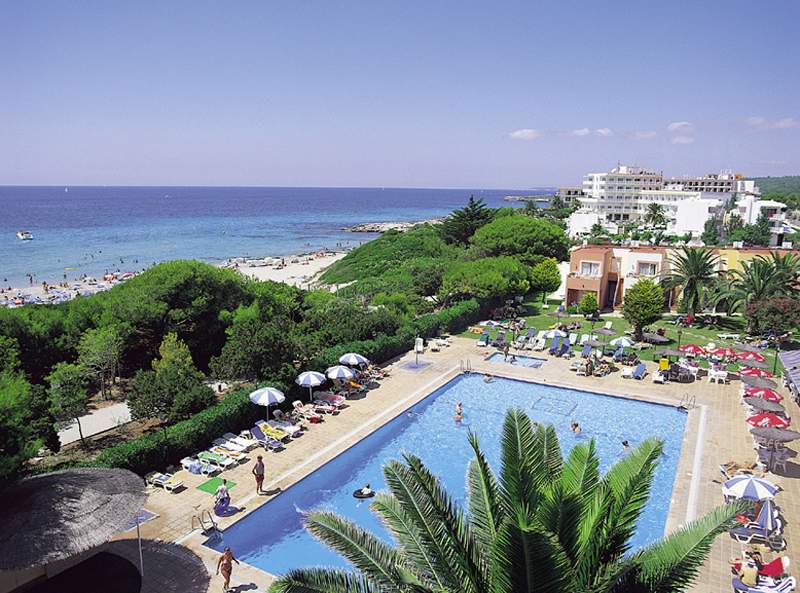 LiggingDit appartementencomplex bevindt zich in het zuiden van het eiland Menorca in het rustige vakantiegebied Santo Tomás. Het is slechts een korte wandeling naar het prachtige