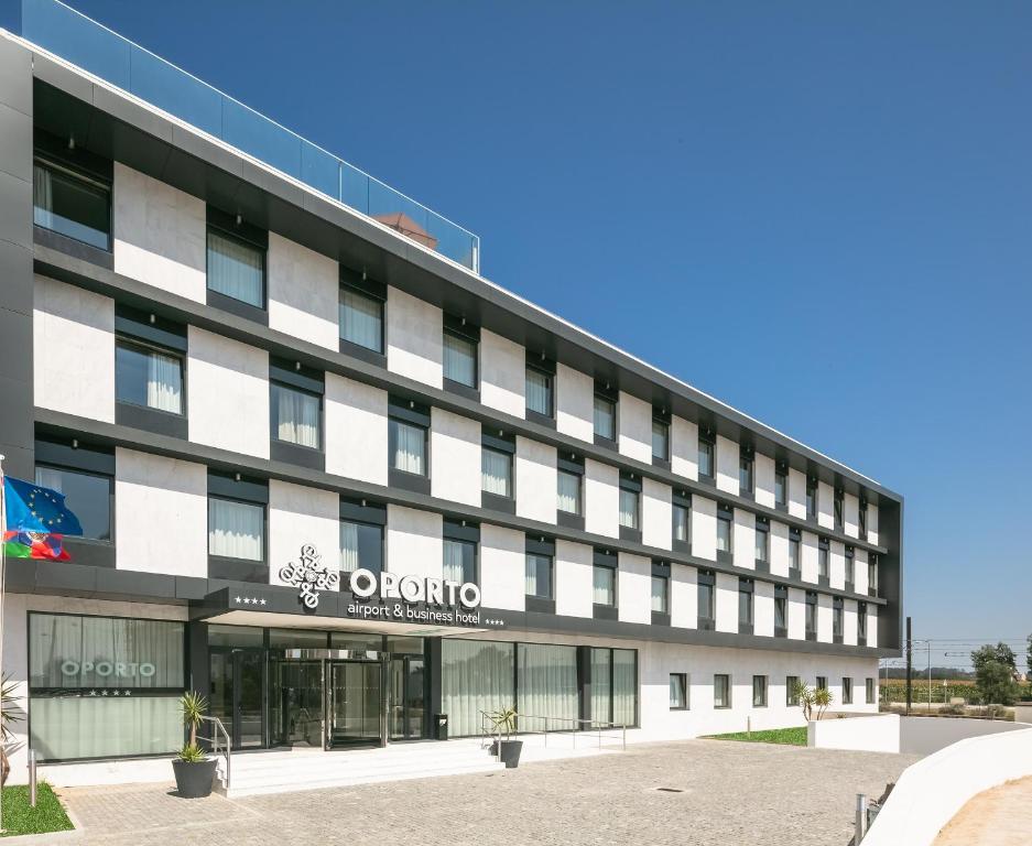 LiggingOporto Airport & Business Hotel ligt in Maia