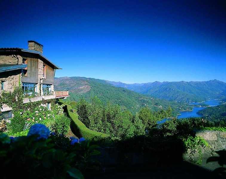 LiggingDoor de uitstekende ligging midden in het nationaal park Peneda/Gerês biedt dit pension de gasten een prachtig uitzicht over de Cávado en de Caniçada-stuwdam. HotelfaciliteitenDe 29 kamers en de 28 tweepersoonskamers zijn verdeeld over 2 verdiepingen en zijn met een lift bereikbaar. Het vriendelijke personeel aan de receptie is graag bij alle vragen behulpzaam. Tot het serviceaanbod behoren een bagagedepot