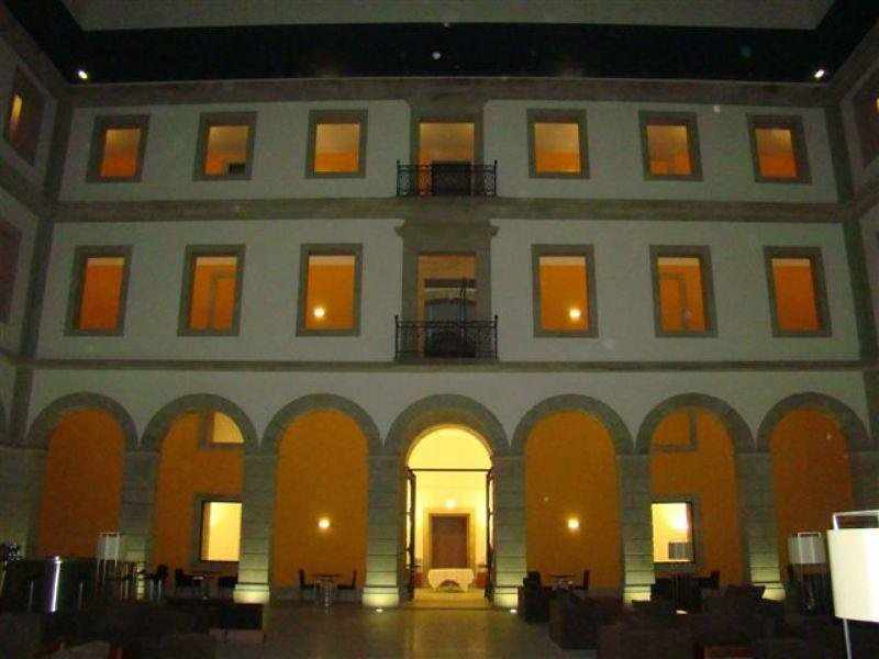 LiggingDit hotel ligt direct in het centrum van Viseu. HotelfaciliteitenHet hotel beschikt over 84 kamers en over een lift. Het vriendelijke personeel aan de receptie is graag bij alle vragen behulpzaam. Een bagagedepot