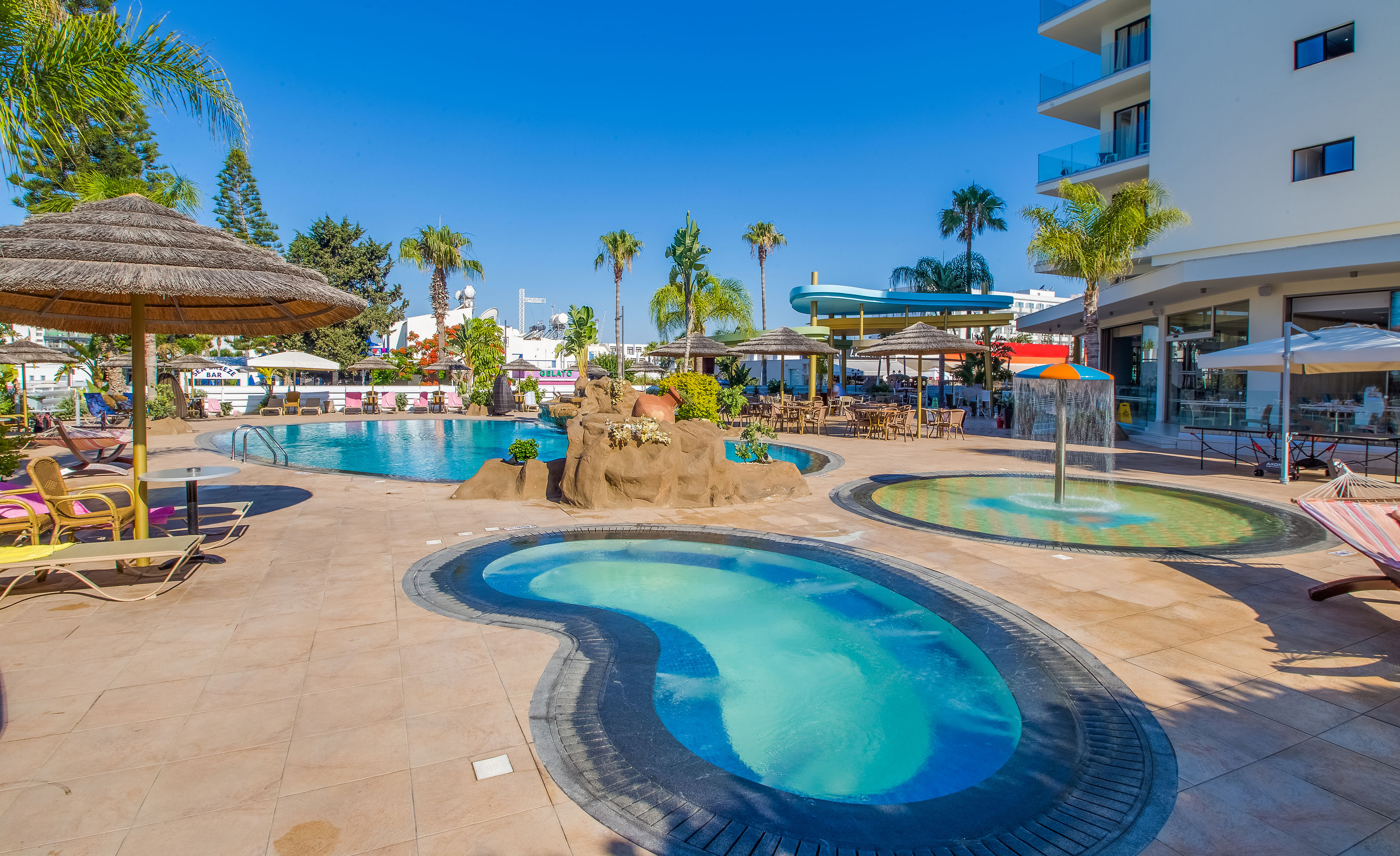 LiggingDit middenklassehotel ligt direct in het toeristische stadscentrum. Het is slechts ca. 50 meter van het zandstrand verwijderd. Direct voor het hotel bevinden zich restaurants en in de directe omgeving vindt u bars (ca. 50 meter) en veelzijdige mogelijkheden om te winkelen (ca. 100 meter). Naar het openbaar vervoer is het ongeveer 50 meter. HotelfaciliteitenDe 87 kamers zijn verdeeld over 4 verdiepingen en zijn met een lift bereikbaar. 24/24 staat de gasten meertalig personeel aan de receptie met raad en daad bij