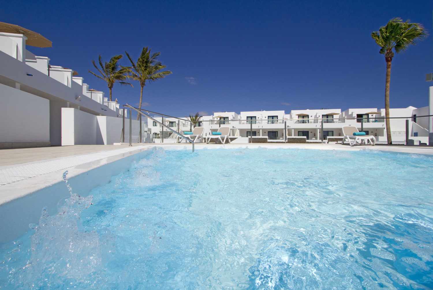 LiggingDit attractieve appartementenhotel ligt in een rustige zijstraat en ligt direct in het toeristische centrum van Puerto del Carmen. Naar het mooie zandstrand is het slechts ongeveer 600 m. Het levendige stadscentrum met tal van winkels en amusementsmogelijkheden bereikt u al na enkele minuten lopen. Een halte van het openbaar vervoer ligt op slechts ongeveer 600 m van het hotel. HotelfaciliteitenHet hotel beschikt over 67 appartementen en 4 tweepersoonskamers en over een lift. Aan de 24-uurs receptie is het in- en uitchecken altijd mogelijk. De gasten van het verblijf kunnen van een bagagedepot