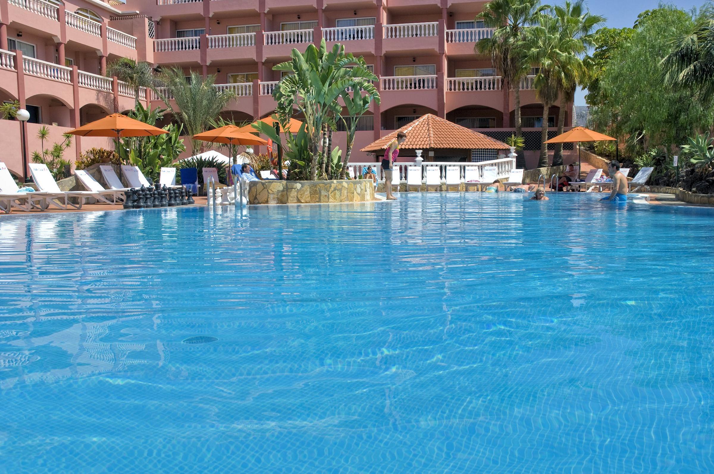 LiggingHet complex Apartamentos Marola Park ligt in het toeristische gebied van Playa de las Américas op Tenerife