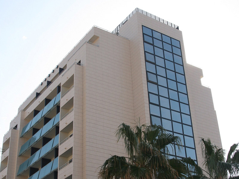 LiggingDit hotel ligt op 150 meter van het strand in La Manga del Mar Menor en is een ideale bestemming voor volwassenen en kinderen die genieten van watersport. De gasten vinden uitgaansgelegenheden en winkels in het centrum van La Manga