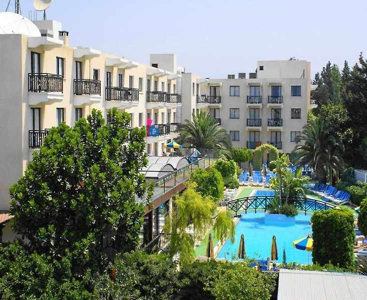 LiggingDit hotel heeft een uitstekende ligging in het hart van de badplaats Kato Paphos