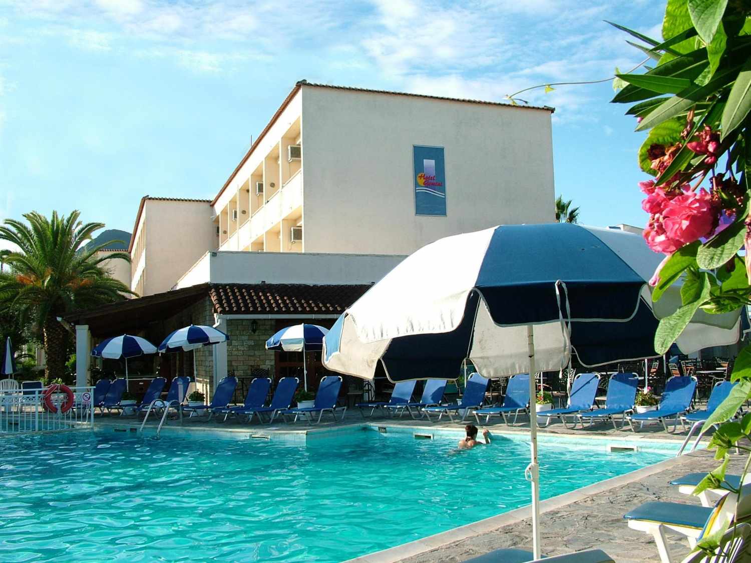 LiggingHet hotel bevindt zich in het gebied Messonghi