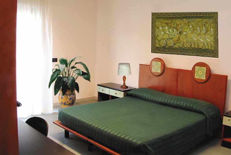 LiggingDit hotel ligt vlakbij het historische centrum van Palermo en slechts 500 meter van de afslag van snelweg A29. Het biedt goede verbindingen met Catania en Messina. Het gebouw ligt op slechts enkele meter van de universiteitswijk en is ideaal voor zowel zakenreizigers als toeristen. In de directe omgeving zijn toeristische attracties en aansluitingen op het openbaar vervoer te vinden. Het grootste ziekenhuis van de stad is ook vlakbij. Het metrostation Orleans Palazzo ligt op slechts 300 meter van het hotel en het grote treinstation ligt op 2