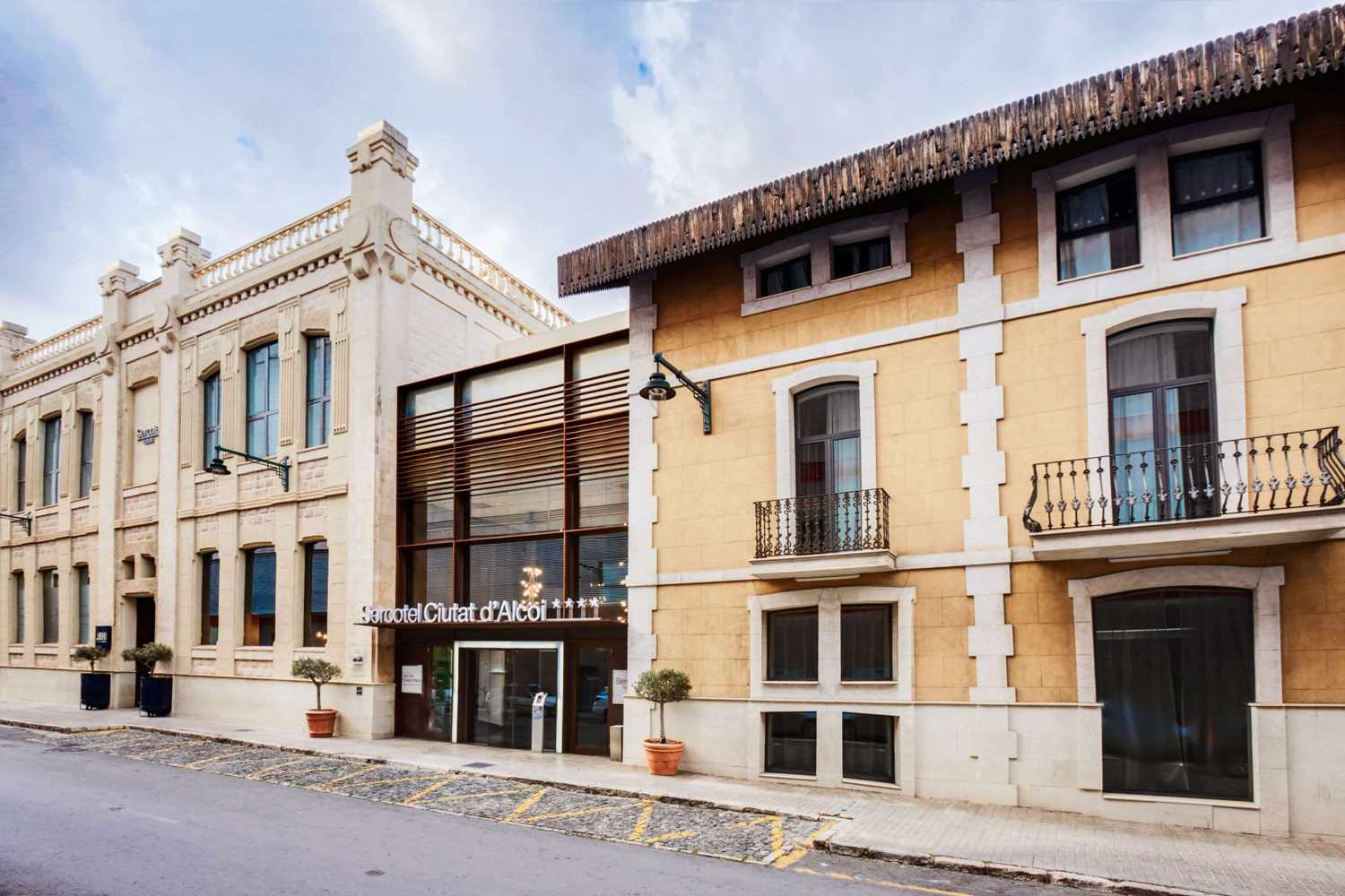 LiggingHet hotel ligt aan de heerlijke Costa Blanca in het charmante kleine stadje Alcoy. Een halte van het openbaar vervoer vindt u op ongeveer 50 meter afstand. Hierdoor is Alcoy