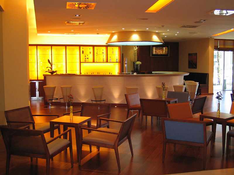 LiggingHet hotel heeft een goede ligging tussen de El Paseo Zorilla en de Avenida de Salamanca