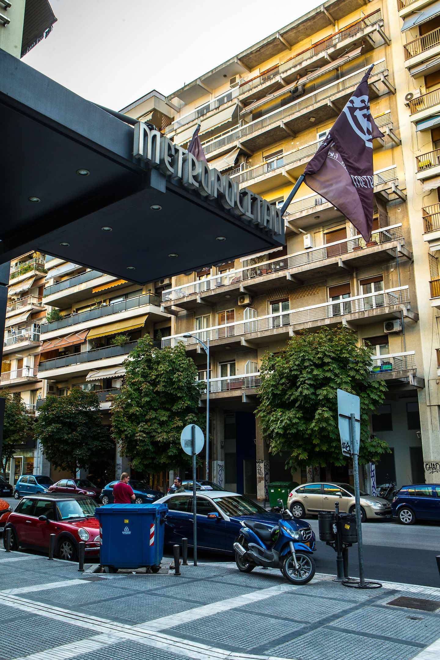 LiggingDit hotel bevindt zich direct in het centrum van Thessaloniki. HotelfaciliteitenHet verblijf met een lift beschikt over 116 kamers. Het vriendelijke personeel aan de receptie is graag bij alle vragen behulpzaam. Het voorzieningenaanbod van het hotel bevat een bagagedepot en een kluis. In de openbare ruimtes is Wi-Fi verkrijgbaar. De tourdesk biedt ondersteuning bij het boeken van excursies. Er zijn ook winkels. Tot de overige voorzieningen van het hotel behoort een tv-ruimte. De gasten die met de auto komen