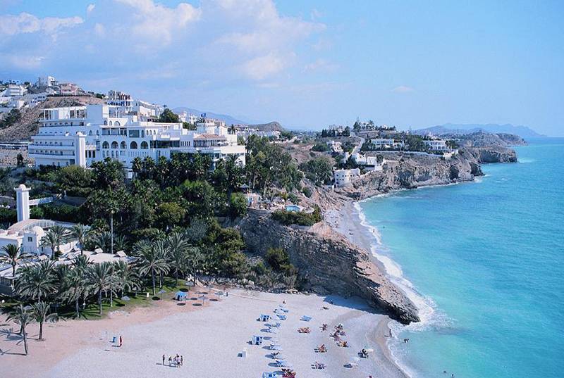 LiggingHotel Servigroup Montibol ligt spectaculair op een klif met uitzicht over de Middellandse Zee. De rustige ligging aan de rand van het vissersdorp Villajoyosa zorgt voor een unieke sfeer tussen zee