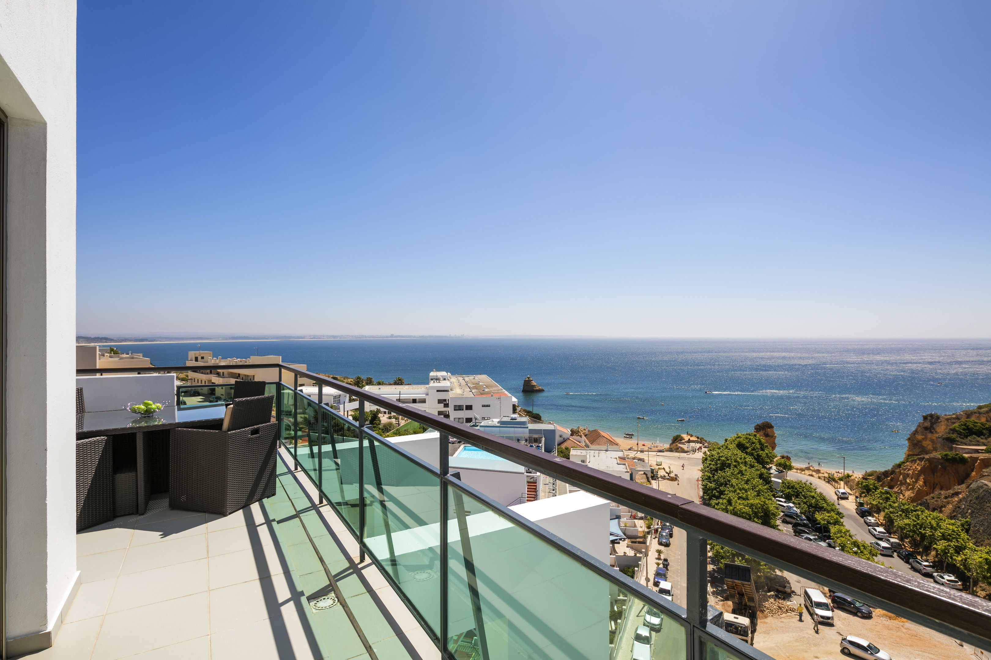 LiggingHet appartementenhotel bevindt zich op slechts een paar meter van het zandstrand