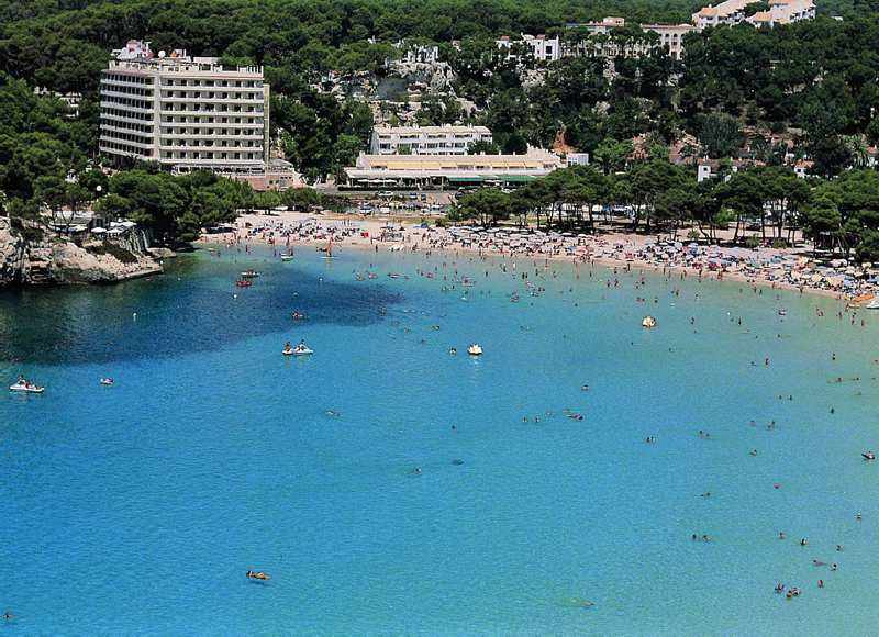 LiggingHet hotel ligt tegen een heuvel aan en is ongeveer 100 m van het strand verwijderd. In de buurt van het hotel vindt u tal van winkels
