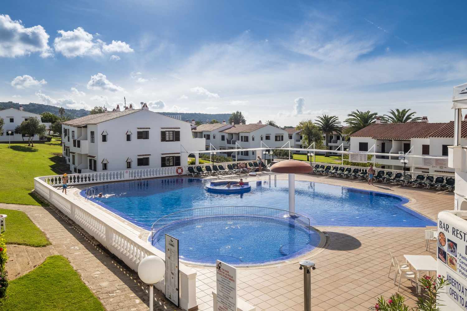 LiggingDit complex kijkt uit op het lange strand van Son Bou en ligt dicht bij een natuurgebied. De gasten vinden het openbaar vervoer