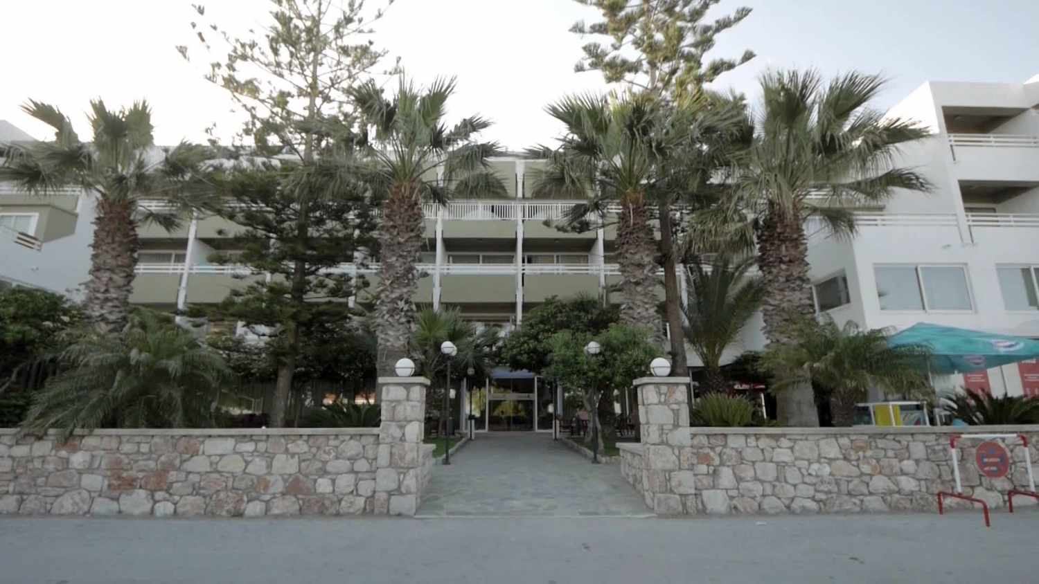 LiggingDit hotel ligt direct aan het strand