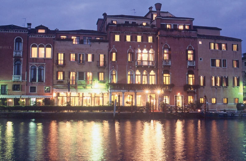 LiggingDit moderne luxehotel ligt centraal in het historische centrum van Venetië