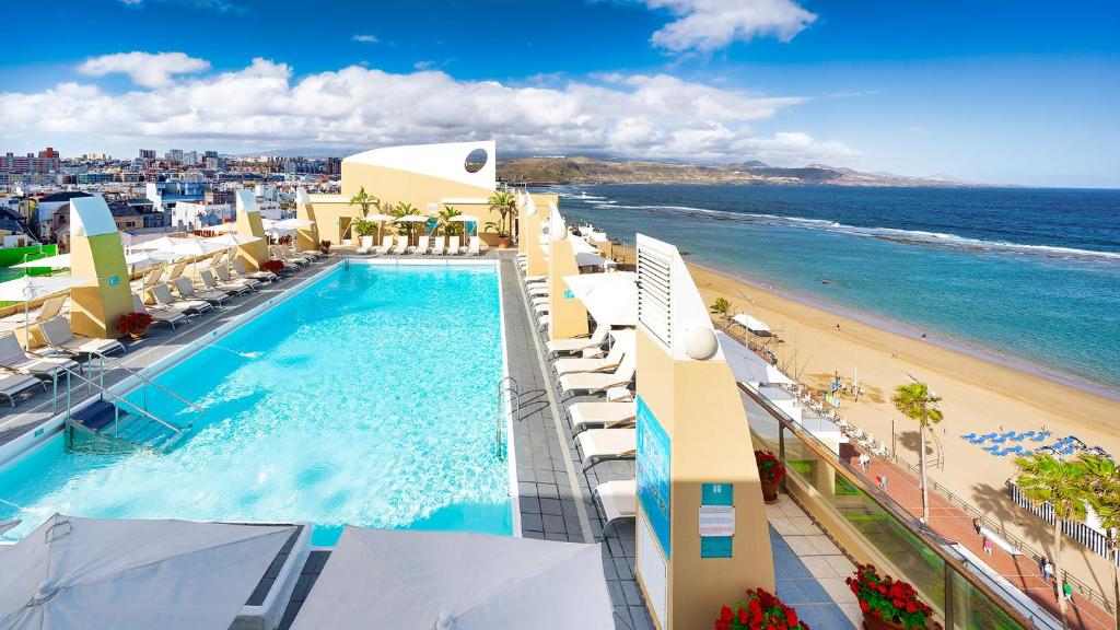 LiggingDit aantrekkelijke strandhotel ligt in het hart van de stad