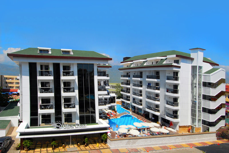 LiggingHet hotel ligt midden in het hart van Alanya Obagol vlakbij exclusieve winkeladressen. Het luxueuze hotel wordt gekarakteriseerd door de combinatie van het chique Alanya Obagol en de traditionele charme van Turkije. Aansluitingen op het openbaar vervoer bevinden zich op slechts een steenworp afstand van het hotel en de luchthaven Antalya ligt op ongeveer 120 km afstand. HotelfaciliteitenDe 140 kamers en de 90 tweepersoonskamers zijn verdeeld over 5 verdiepingen en zijn met een lift bereikbaar. Het vriendelijke personeel aan de receptie is graag bij alle vragen behulpzaam. De gasten van het verblijf ontvangen bij aankomst een welkomstdrankje. Tot het serviceaanbod behoren een bagagedepot