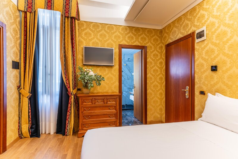 LiggingDit historische hotel biedt ideale voorwaarden voor ouders met kinderen en ligt in een historische wijk midden in het centrum van Rome.HotelfaciliteitenHet hotel met een lift beschikt over 41 kamers