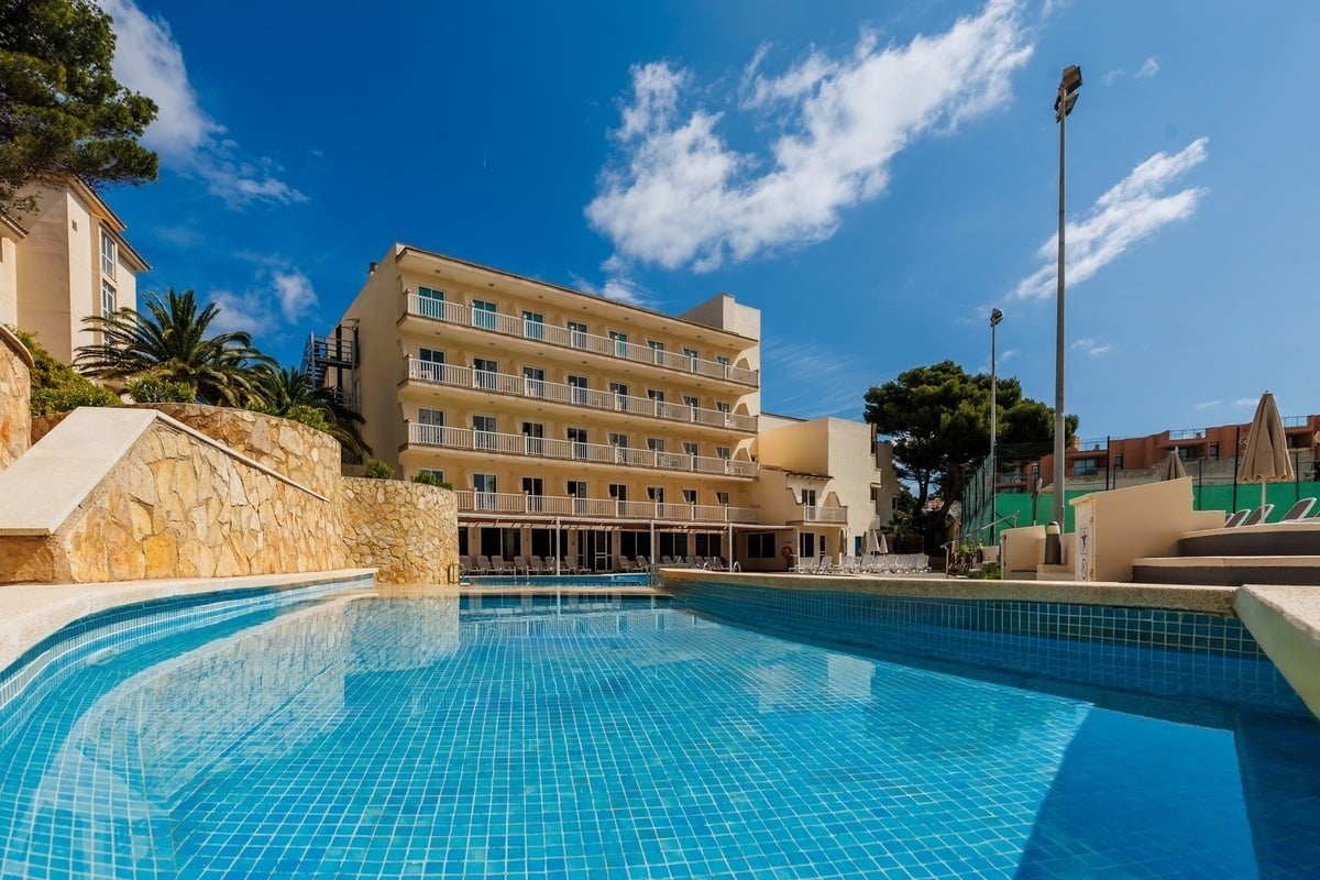 LiggingHet hotel ligt op ongeveer 350 meter van het populaire Cala Agulla-strand en op loopafstand van het centrum van Cala Ratjada