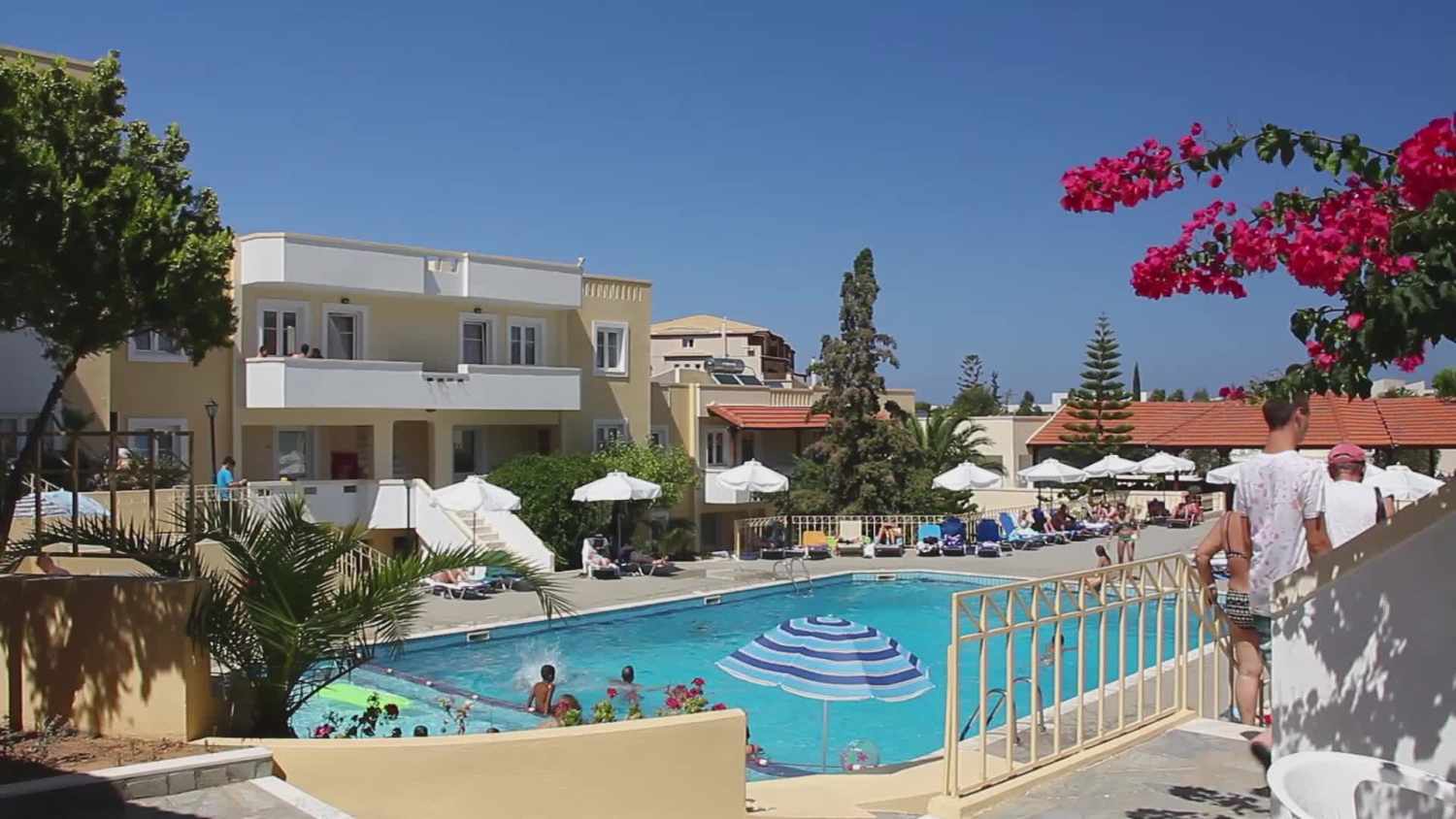 LiggingAlexander House ligt in het charmante kustplaatsje Agia Pelagia op het Griekse eiland Kreta