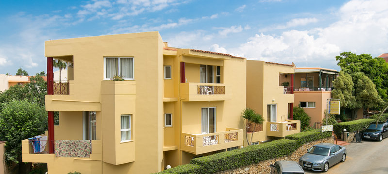 LiggingDit hotel is gelegen in de regio Agioi Apostoloi