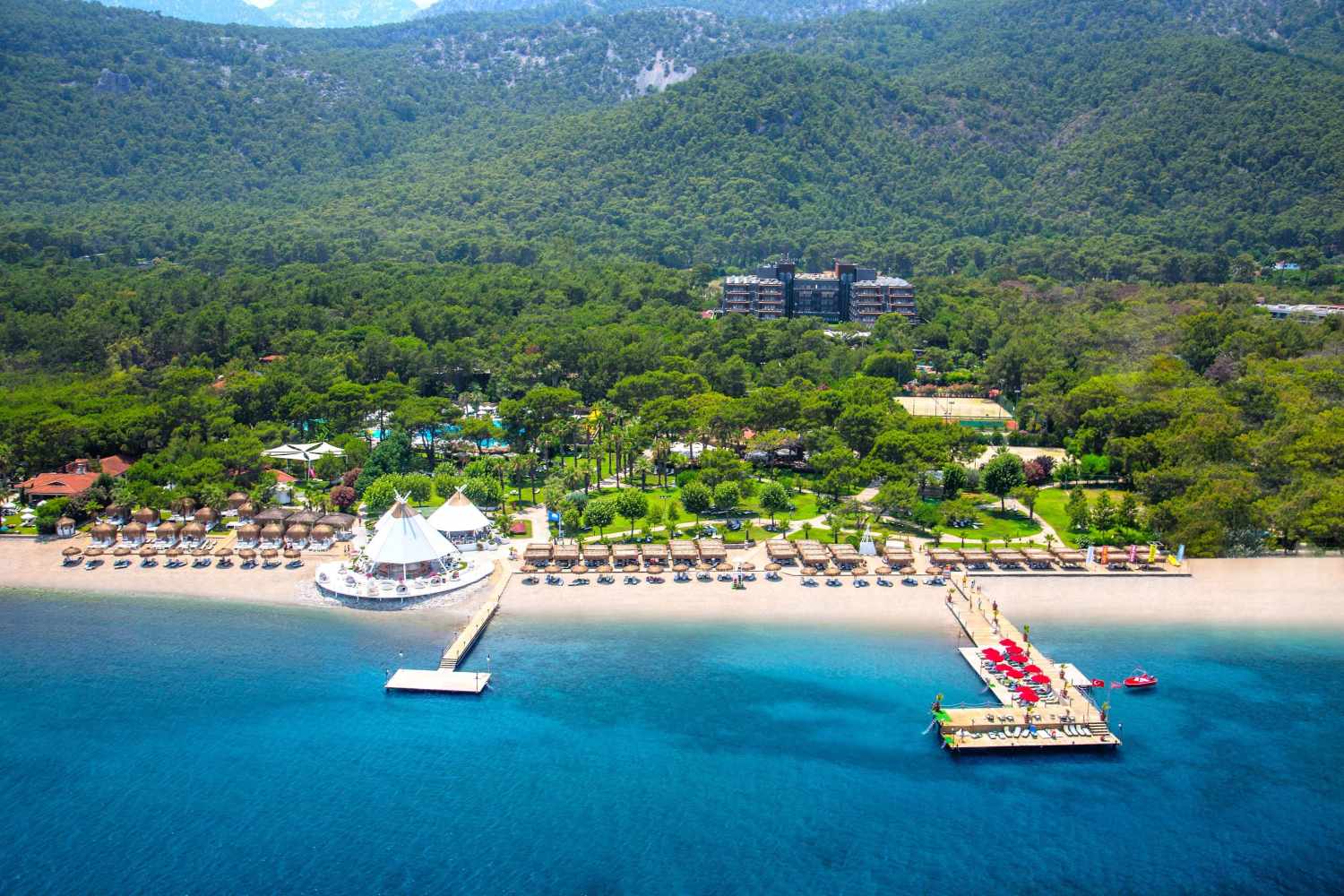 LiggingDit aantrekkelijke luxehotel ligt aan een charmant strand in de Turkse Rivièra