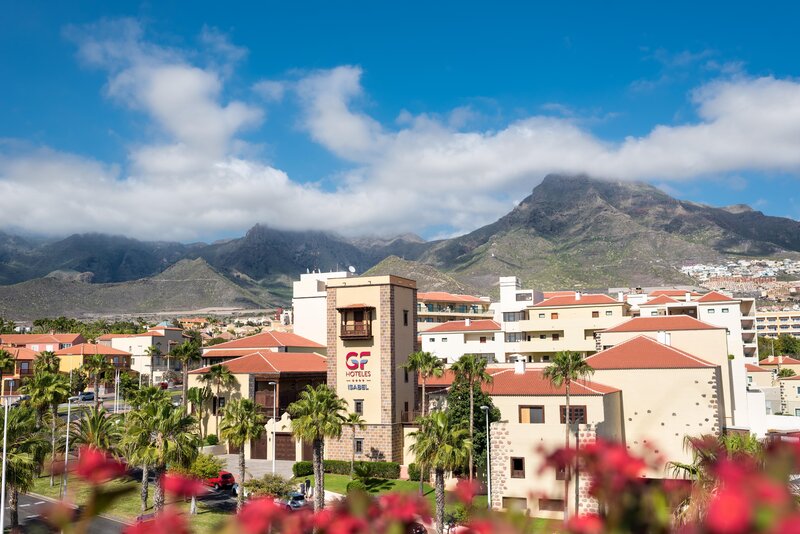 LiggingHet appartementenhotel ligt op slechts 600 meter van het strand en op korte loopafstand van de dichtstbijzijnde halte van het openbaar vervoer. In de nabijheid van het hotel vindt u restaurants