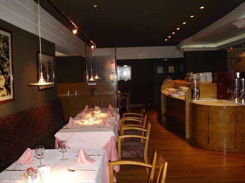 LiggingHet luxe-hotel ligt direct aan de bekende voetgangerszone Las Ramblas. In de directe omgeving van het hotel bevinden zich veel winkel- en amusementsmogelijkheden (circa 100m). Het openbaar vervoer waarmee men de hele stad verkennen kan is binnen handbereik (circa 5 m).HotelfaciliteitenVoor de gasten staan in een hoofdgebouw met 7 verdiepingen en in een bijgebouw 15 suites