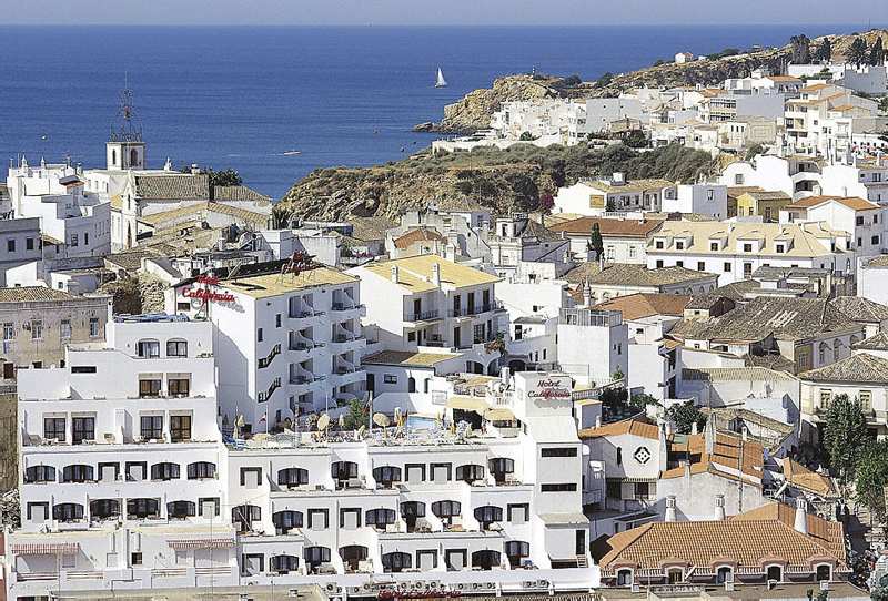 LiggingDit aantrekkelijke strandhotel bevindt zich midden in het voetgangersgebied
