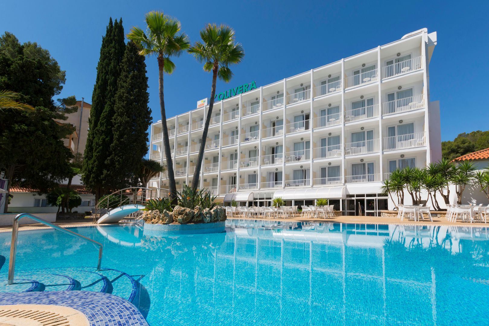 LiggingHSM Solivera is gelegen in de badplaats Paguera aan de westkust van Mallorca