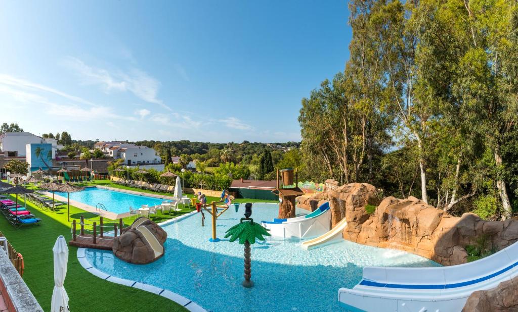 LiggingEls Llorers Apartamentos is een ruim opgezet appartementencomplex aan de rand van Lloret de Mar