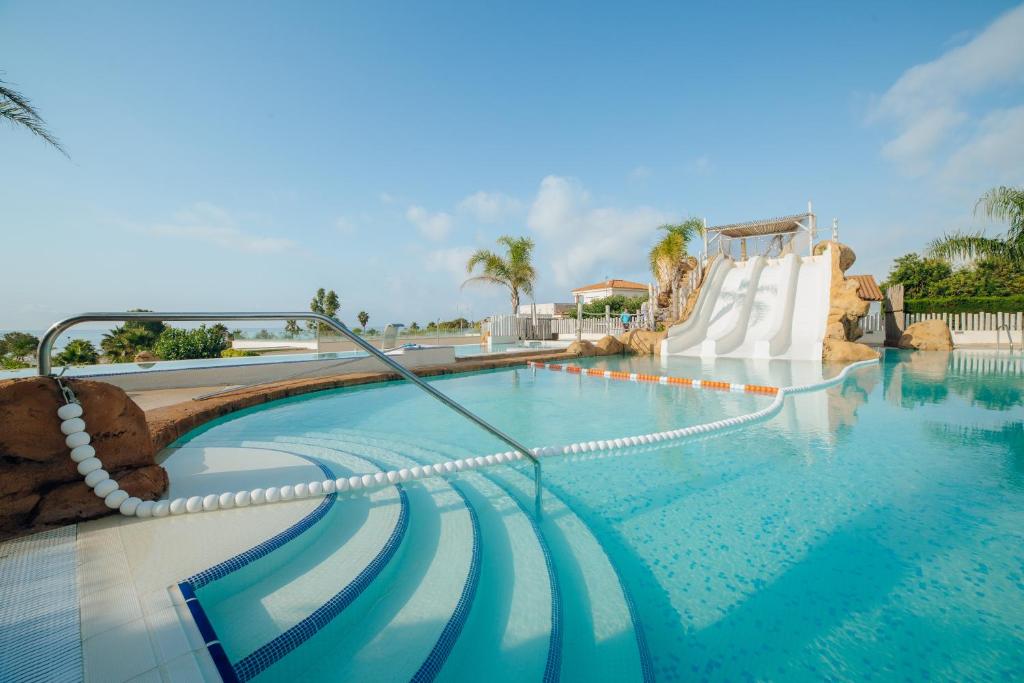 LiggingAlannia Els Prats ligt direct aan het brede zandstrand van Miami Platja aan de Costa Daurada