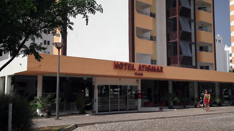 LiggingDit strandhotel ligt centraal in het toeristische plaatsje Quarteira (Algarve)