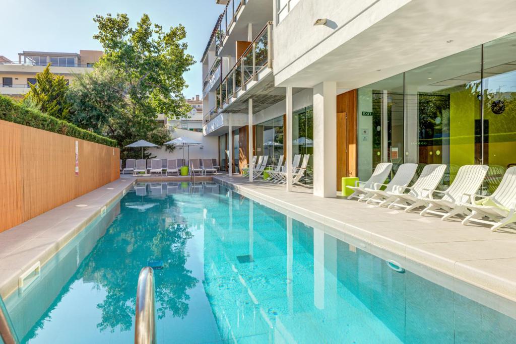 LiggingHotel Miramar Mallorca ligt aan de boulevard (Passeig d'Anglada Camarasa 39) in de badplaats Port de Pollença aan de noordkust van Mallorca. De ligging is direct aan zee