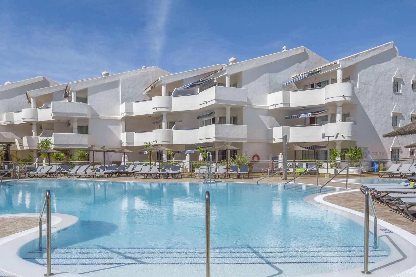 LiggingSahara Sunset Club ligt op slechts 200 meter van het strand en is ideaal gelegen tussen de levendige jachthaven van Benalmádena en het rustige Paloma Park. In de directe omgeving vind je diverse restaurants