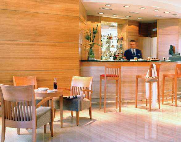 LiggingDit stadshotel ligt aan een hoofdstraat in Madrid. De luchthaven Madrid - Barajas (MAD) kan na 2 km worden bereikt. HotelfaciliteitenDe 93 niet-rokerskamers en de 92 tweepersoonskamers zijn verdeeld over 8 verdiepingen en zijn met een lift bereikbaar. Aan de receptie in de ontvangstruimte staat het vriendelijke personeel de gasten met raad en daad bij. Een bagagedepot