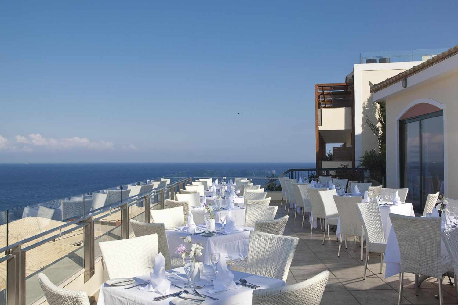 LiggingDit attractieve strandhotel ligt aan de zuidoostkust van Kefalonia. Het ligt op een heuvel die langzaam richting zee afloopt en biedt u een heerlijk panorama-uitzicht. In de directe omgeving van het hotel vindt u diverse bars en restaurants. Dit hotel is een ideaal uitgangspunt voor excursies naar de wonderschone omgeving