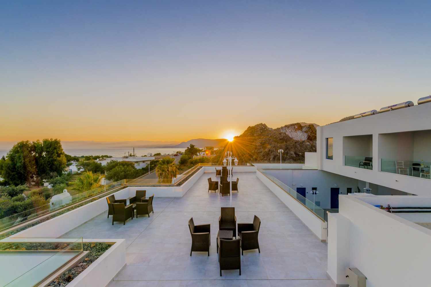 LiggingDit hotel begroet de gasten in Pefki. HotelfaciliteitenHet vriendelijke personeel aan de receptie is graag bij alle vragen behulpzaam. Service zoals een bagagedepot en een kluis draagt bij tot een comfortabel verblijf. In de openbare ruimtes is Wi-Fi verkrijgbaar. De tourdesk biedt ondersteuning bij het boeken van excursies. Een lift en faciliteiten voor rolstoelgebruikers zijn voorhanden. In de supermarkt zijn producten voor het dagelijks gebruik verkrijgbaar. Op het terrein van het hotel bevinden zich een mooie tuin en een fraaie speelplaats. Tot de overige voorzieningen van het verblijf behoort een tv-ruimte. De gasten die met de auto komen