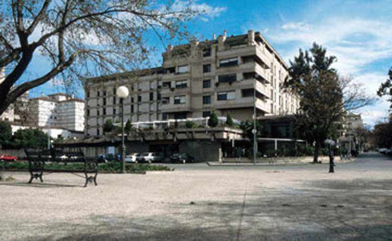 LiggingDit elegante hotel bevindt zich in het centrum van Badajoz. De luchthaven bereikt u na ongeveer 15 kilometer en de Portugese grens na ongeveer 4 kilometer. HotelfaciliteitenGraag heet het hotel de gasten welkom in een van de verblijven: 406 kamers