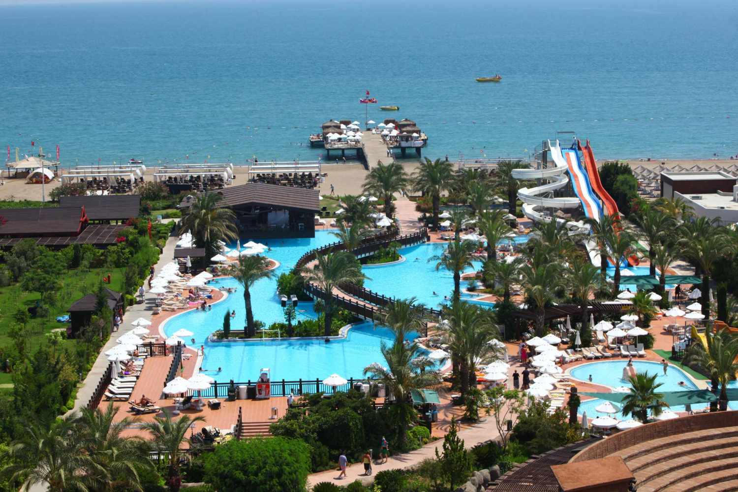 LiggingDit strandhotel ligt in een rustige wijk direct aan het brede zandstrand van Lara
