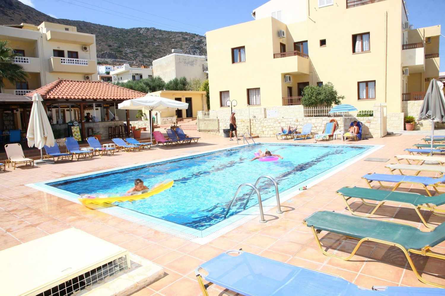 LiggingDit appartementencomplex begroet de gasten in Heraklion. HotelfaciliteitenHet vriendelijke personeel aan de receptie is graag bij alle vragen behulpzaam. Tot het serviceaanbod behoren een bagagedepot en een kluis. In de openbare ruimtes (kosteloos) is Wi-Fi verkrijgbaar. De tourdesk biedt ondersteuning bij het boeken van excursies. In de supermarkt zijn producten voor het dagelijks gebruik verkrijgbaar. Buiten biedt een tuin extra ruimte voor ontspanning en recreatie. Tot de overige voorzieningen van het complex behoort een tv-ruimte. Desgewenst beschikken de reizigers over parkeerplaatsen kosteloos. Tot de aangeboden diensten horen een autoverhuur en roomservice. De omgeving kan door de aanwezigheid van de fietsverhuur ook op de fiets worden verkend. Ter ondersteuning van het zakendoen is een fax voorhanden. KamersAirconditioning en een verwarming zorgen voor een prettig luchtklimaat in de kamers. De gasten kunnen vanaf het balkon of het terras van het uitzicht op zee genieten. De kamers beschikken over een tweepersoonsbed of een slaapbank. Er zijn aparte slaapkamers aanwezig. Voor de jongste gasten staan kinderbedjes klaar. Waardevolle spullen kunnen veilig in een kluis worden opgeborgen. De kitchenette is goed uitgerust voor gasten die graag zelf hun eten bereiden met een koelkast