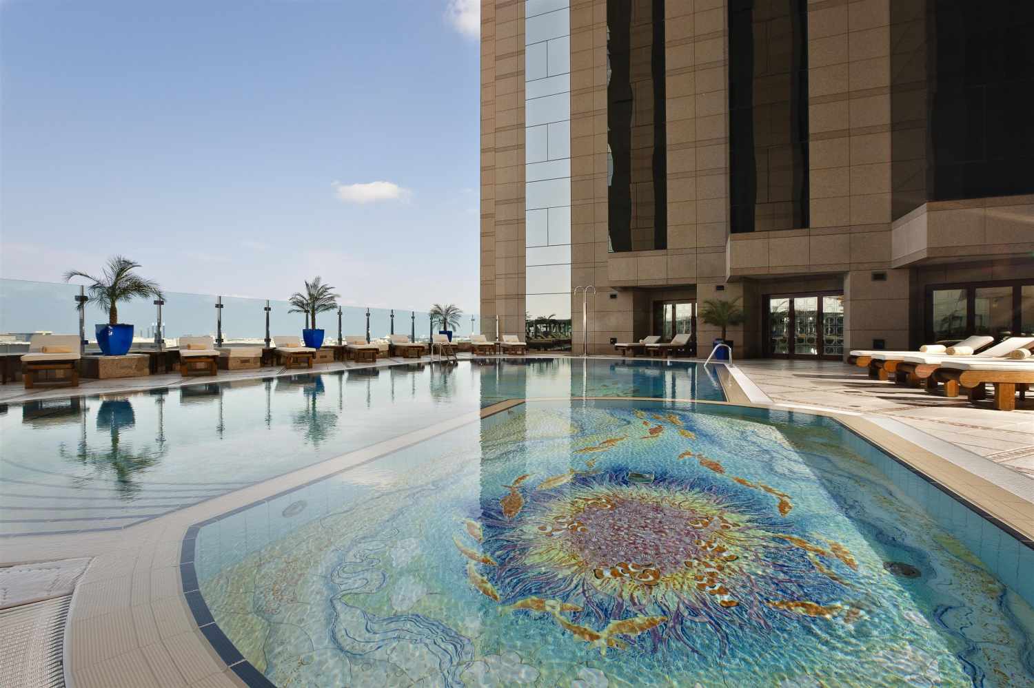 LiggingEen stadshotel van hoge kwaliteit bevindt zich op ongeveer 5 km van het centrum van Dubai. HotelfaciliteitenHet hotel met een lift beschikt over 394 kamers. Aan de receptie in de ontvangsthal staat meertalig personeel met raad en daad bij. Een bagagedepot