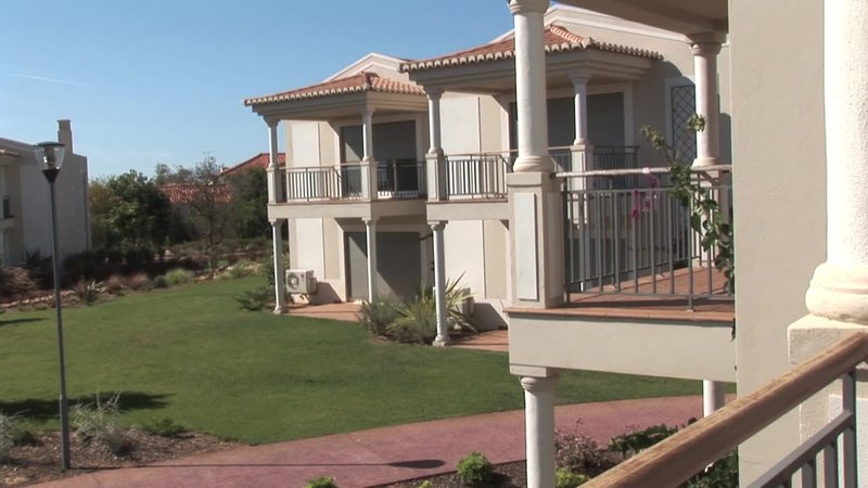 LiggingHet hotel ligt tussen de twee vissersdorpen Carvoeiro en Ferragudo. De omliggende regio biedt verschillende golfbanen