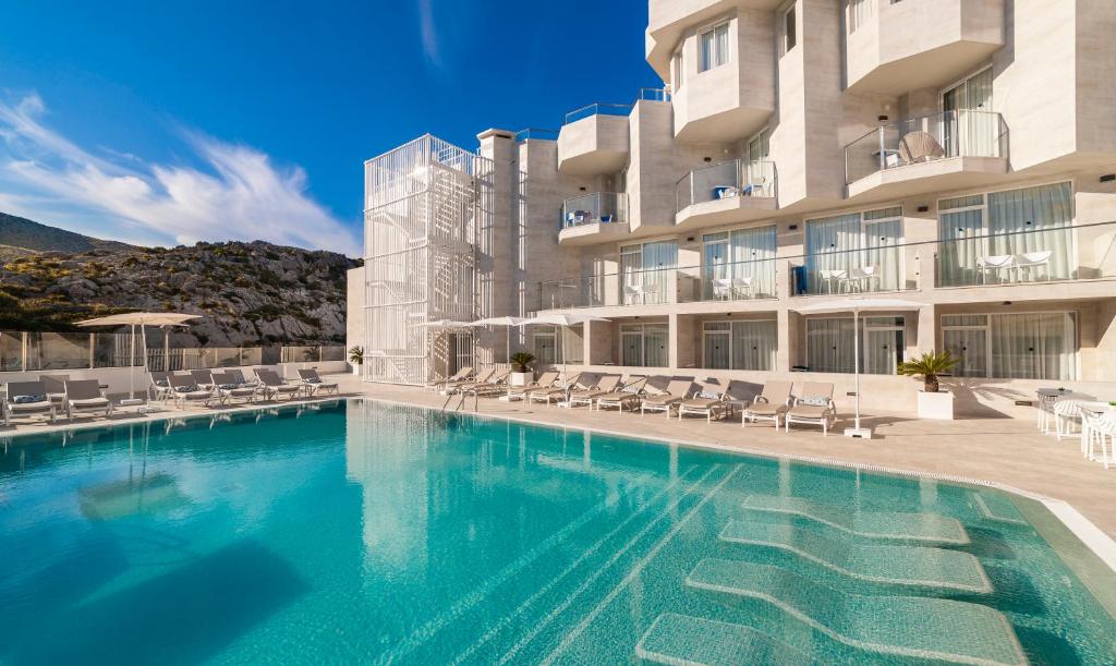 Adults Only 16+LiggingGlobales Don Pedro is een hotel dat prachtig is gelegen boven de baai van Cala San Vicente op een rotsachtig plateau. Vanuit het hotel heb je uitzicht op twee schilderachtige zandstranden die via trappen bereikbaar zijn