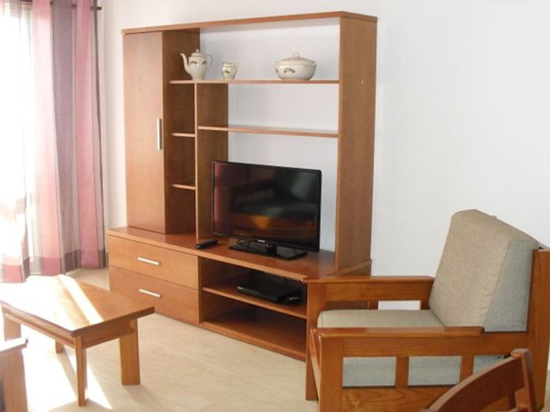 LiggingDit appartementencomplex ligt midden in het centrum van Quarteira. HotelfaciliteitenDit complex beschikt over een lift en een receptie. De gasten van het complex kunnen van een bagagedepot