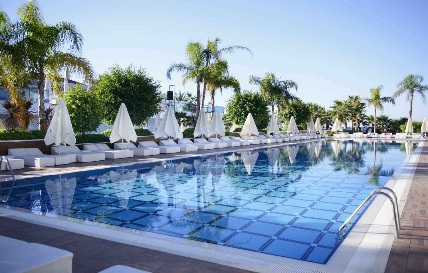 LiggingHet strandhotel bevindt zich 20 m van de kust