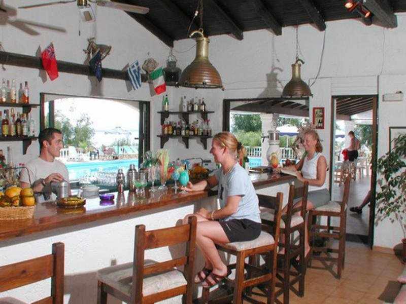 LiggingDit vakantiehotel in mediterrane stijl wordt gerund door een familie en ligt te midden van tuinen die naar zee leiden. Het is 1