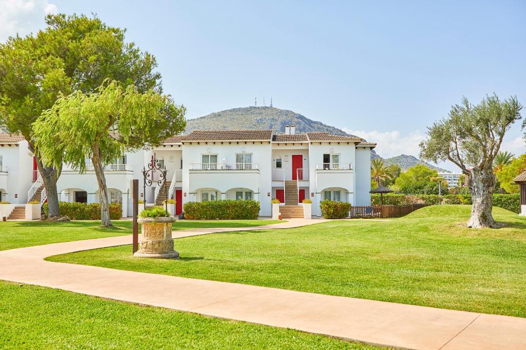 LiggingSeaclub Mediterranean Resort ligt in Port d'Alcúdia aan de noordkust van Mallorca